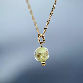 Bilde nummer 2 av Pan Jewelry, Anheng i 925 forgylt sølv med lysegrønn glasskule