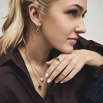 Bilde nummer 3 av Kløver øreringer i 925 forgylt sølv med syntetisk sort agat