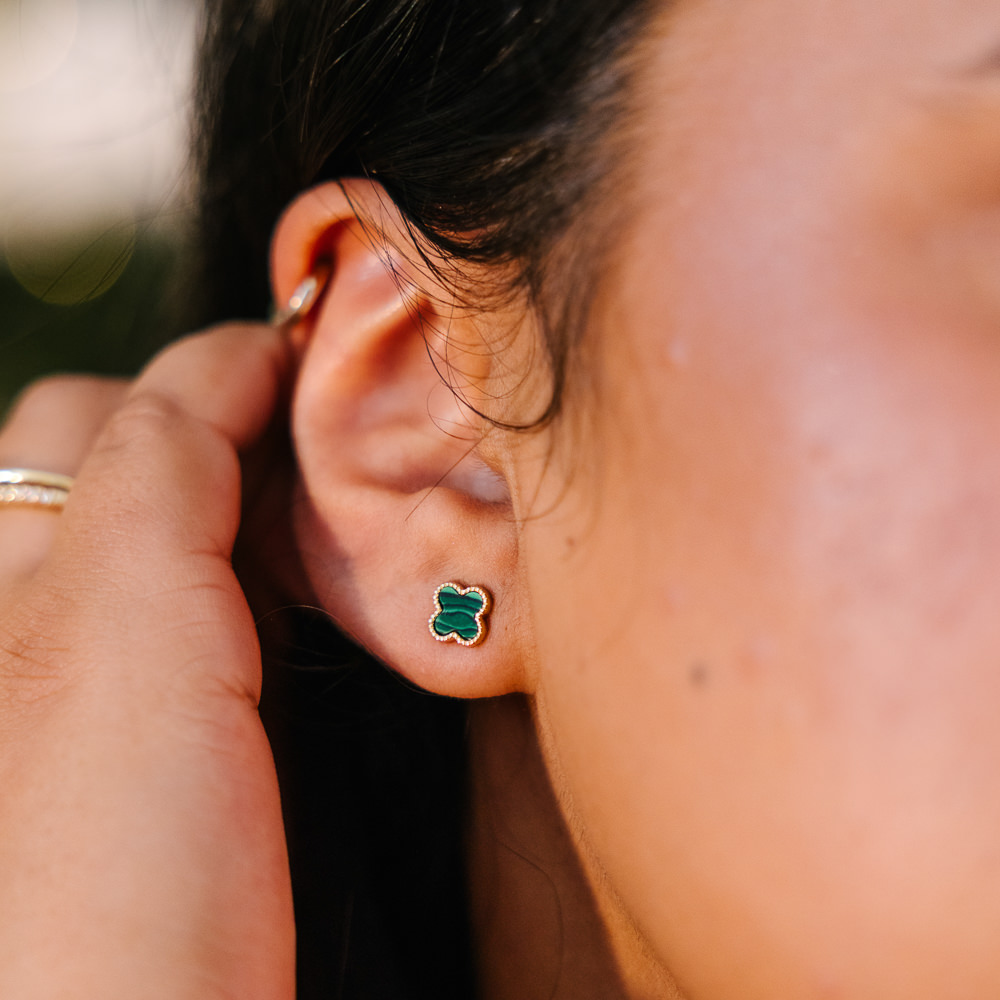 Bilde nummer 2 av Pan Jewelry, Kløver øredobber i forgylt 925 sølv med grønn syntetisk malakitt
