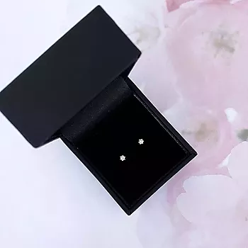 Bilde nummer 4 av Olivia øredobber i 585 gult gull med diamant 0,10 ct