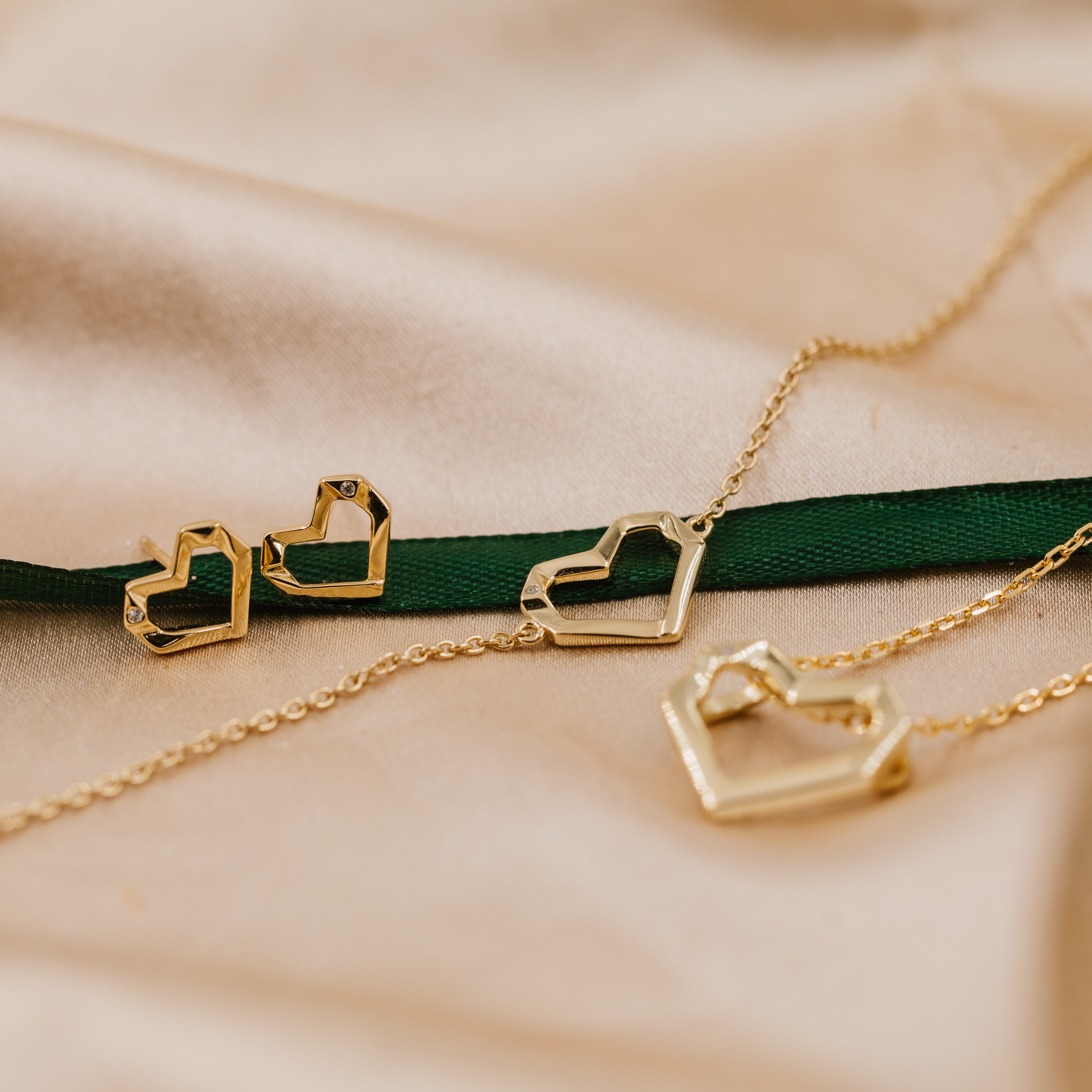 Bilde nummer 4 av Pan Jewelry, Øredobber i forgylt 925 sølv med hjerte