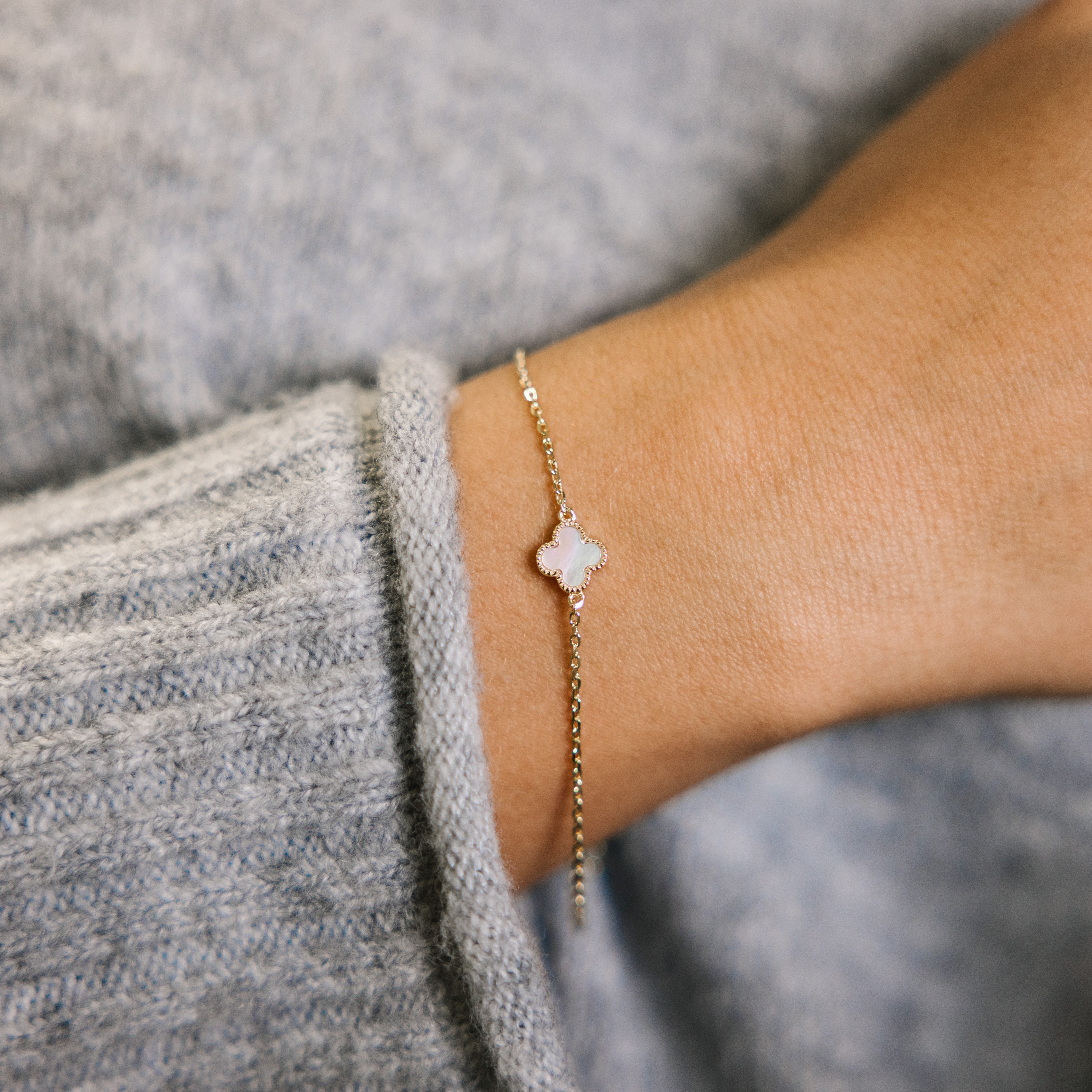 Bilde nummer 4 av Pan Jewelry, Kløver armbånd i forgylt 925 sølv med hvit perlemor