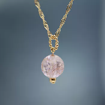 Bilde nummer 2 av Pan Jewelry, Anheng i 925 forgylt sølv med lyserosa glasskule