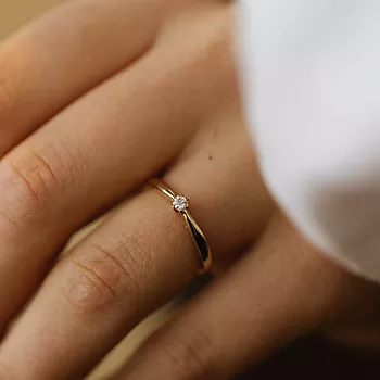 Bilde nummer 2 av Olivia diamantring i 585 gult gull 0,07 ct