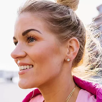 Bilde nummer 2 av Pan Jewelry, Øredobber i 585 gult gull med perlemor og blomstdesign