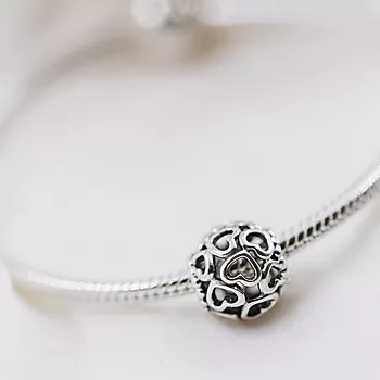 Bilde nummer 3 av Pandora Moments, Charm i 925 sølv med hjerter