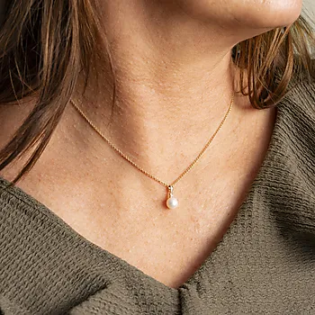 Bilde nummer 2 av Smykke i 585 gult gull med ferskvannsperle og diamant 0,005 ct