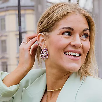 Bilde nummer 3 av Janne Formoe by Pan Jewelry, Store øredobber i 925 forgylt sølv med lilla, rosa og hvit zirkonia