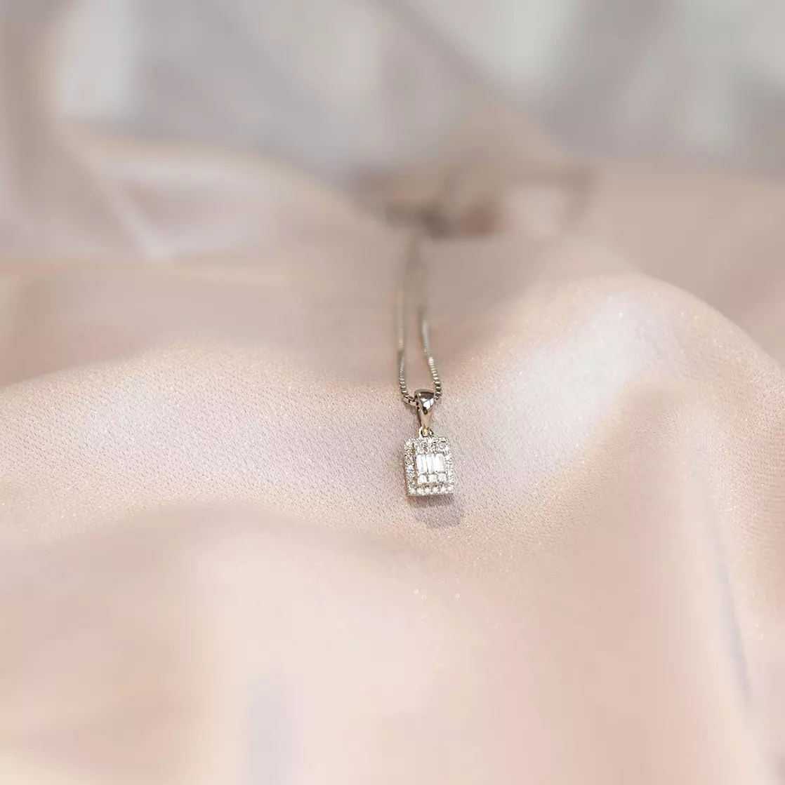 Bilde nummer 3 av Elizabeth anheng i 585 hvitt gull med diamanter 0,25 ct