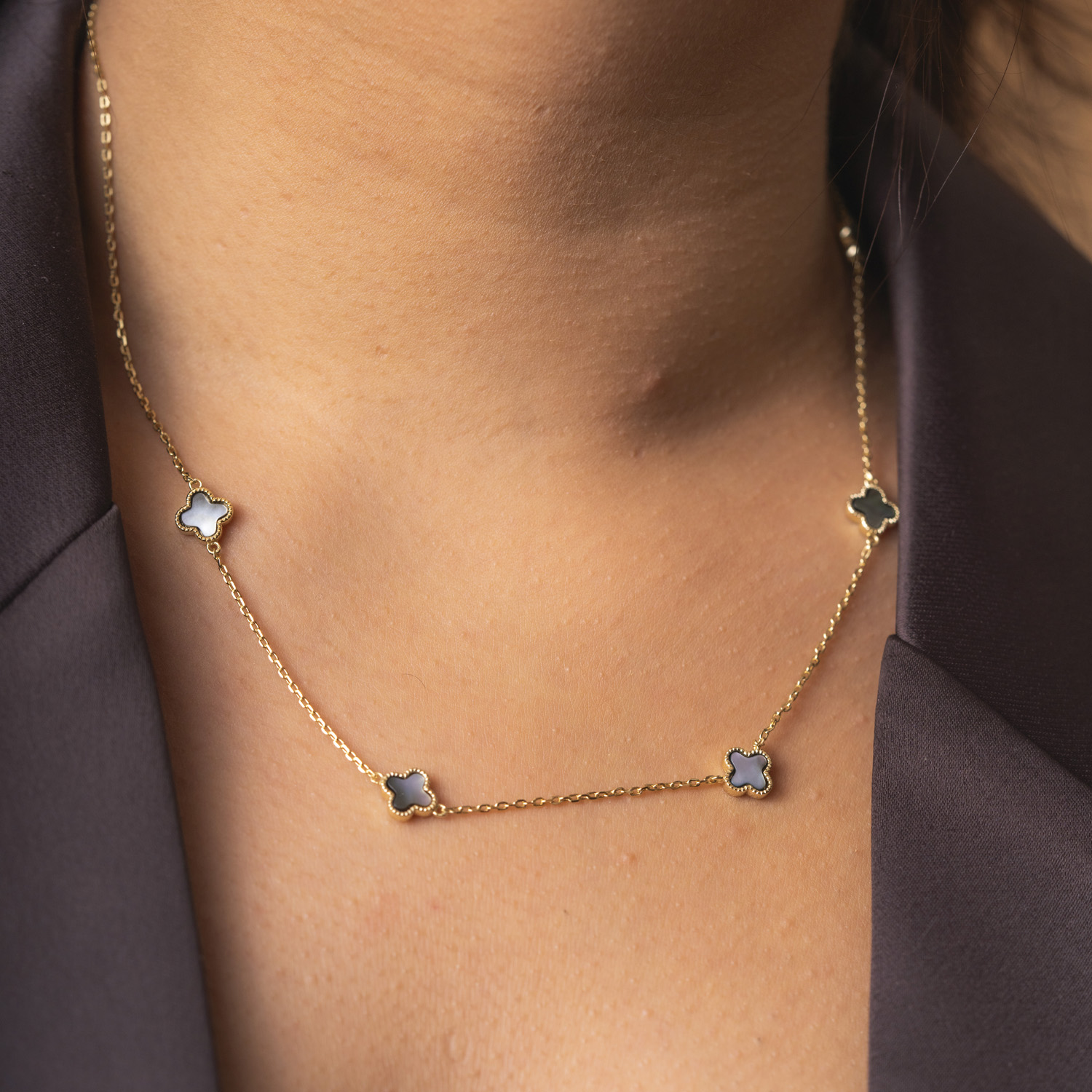 Bilde nummer 2 av Pan Jewelry, Kløver smykke i forgylt 925 sølv med grå perlemor