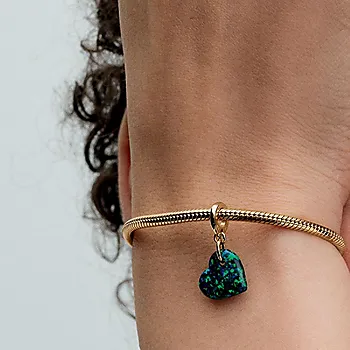 Bilde nummer 2 av Pandora Moments, Charm i 925 forgylt sølv med LAB opal