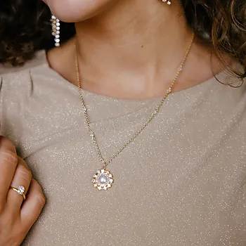 Bilde nummer 2 av Look Back smykke i forgylt messing med perle