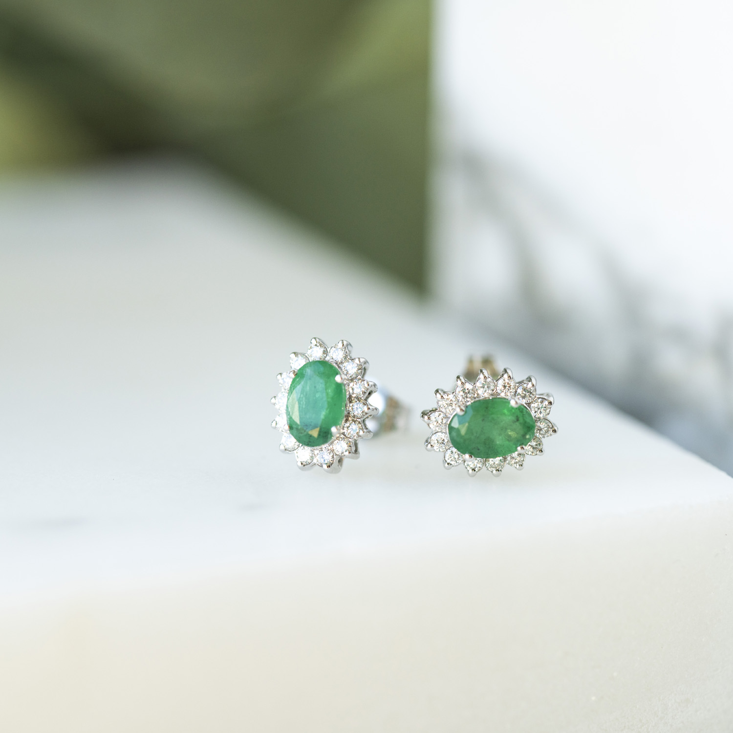 Bilde nummer 3 av Gold Collection, Øredobber i 585 hvitt gull med diamant 0,28 ct og smaragd