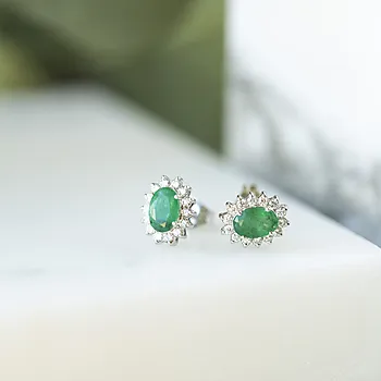 Bilde nummer 3 av Diamantøredobber i 585 hvitt gull 0,28 ct med smaragd