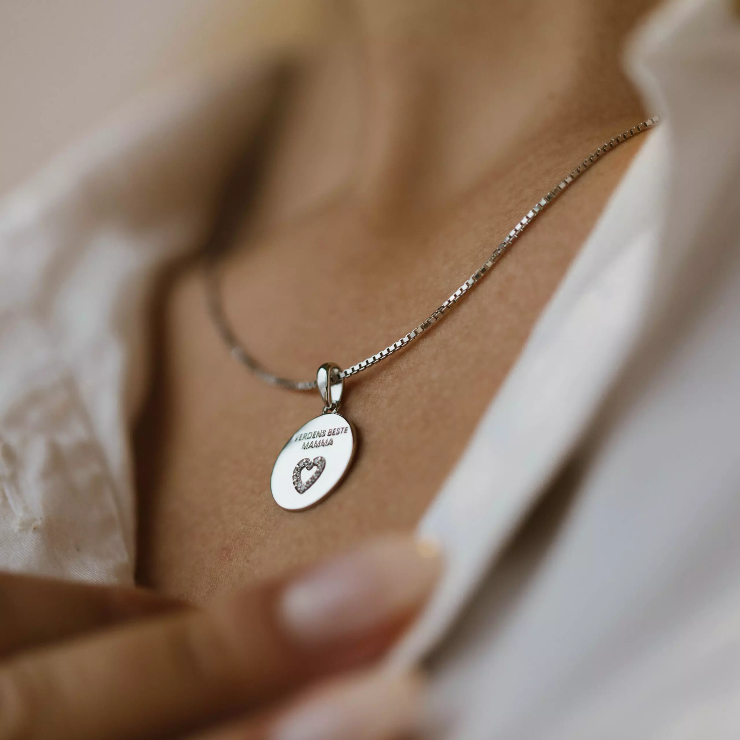 Bilde nummer 2 av Pan Jewelry, Smykke i 925 sølv med zirkonia teksten VERDENS BESTE MAMMA
