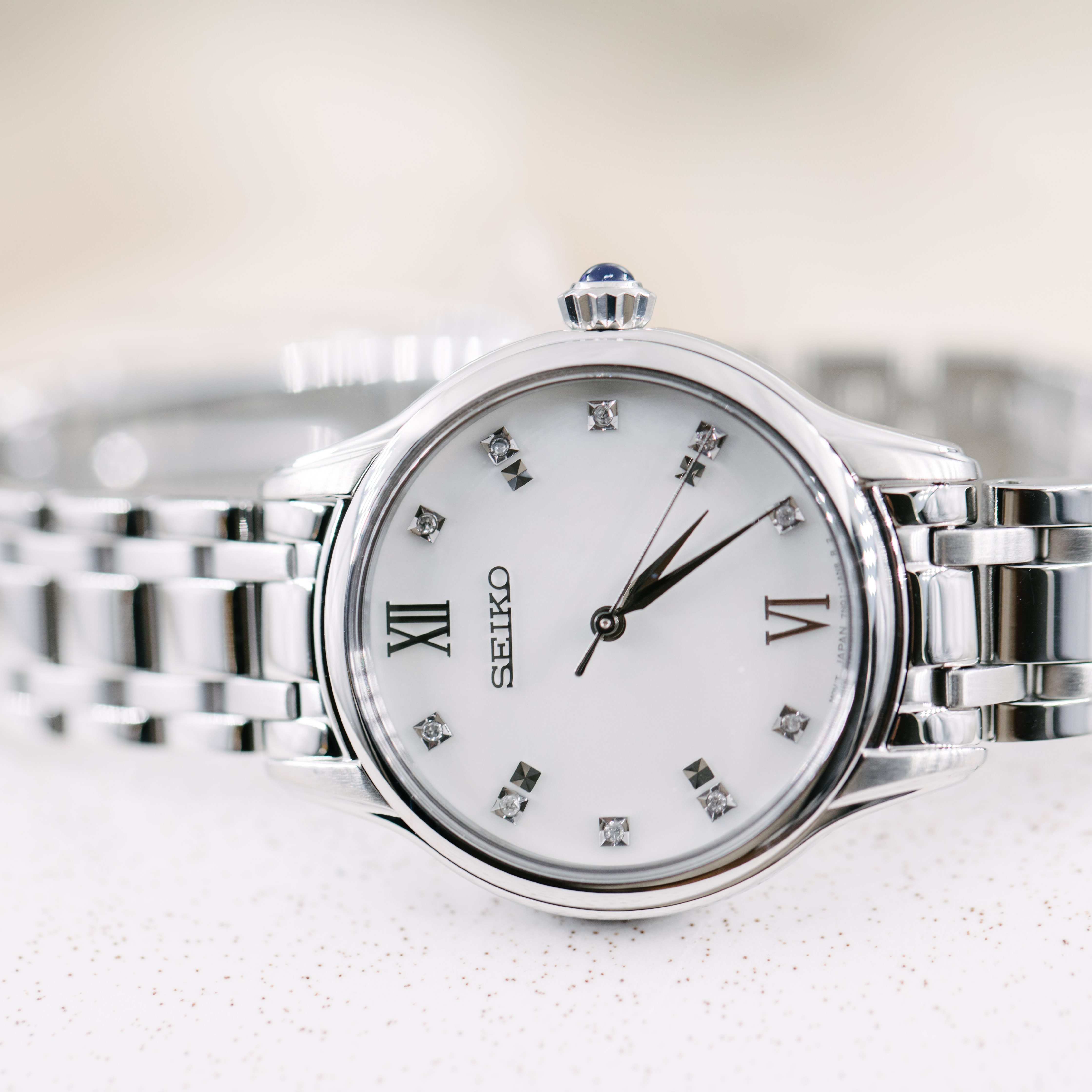 Bilde nummer 2 av Seiko, Basic dameklokke med stållenke og diamanter