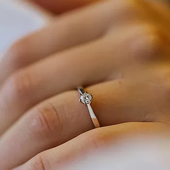 Bilde nummer 2 av Olivia diamantring i 585 hvitt gull 0,20 ct