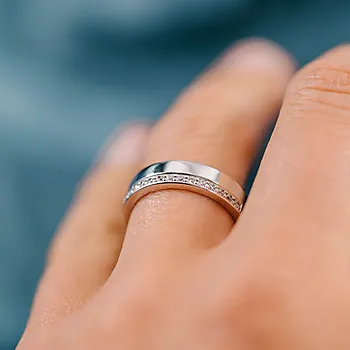 Bilde nummer 3 av Giftering i 585 hvitt gull med diamanter 0,15 CT | 5 mm bredde