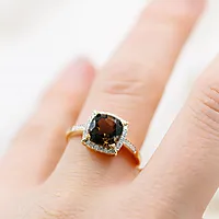 Bilde nummer 8 av Siena diamantring i 585 gult gull 0,25 ct med røykkvarts