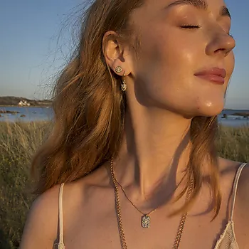 Bilde nummer 2 av Solstice øredobber i forgylt messing med opal