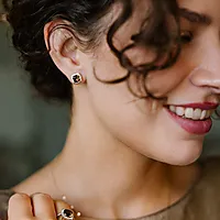 Bilde nummer 3 av Siena diamantøredobber i 585 gult gull 0,20 ct med røykkvarts