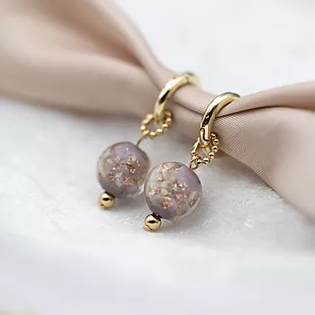 Bilde nummer 2 av Pan Jewelry, Anheng i 925 forgylt sølv med lilla glasskule