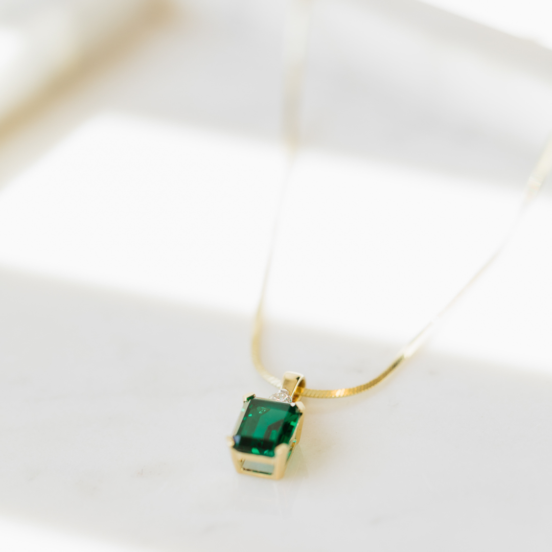 Bilde nummer 3 av Michelle smykke i 585 gult gull med diamant 0,10 ct hydrotermisk smaragd