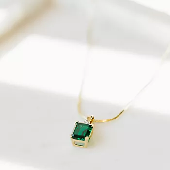 Bilde nummer 3 av Michelle smykke i 585 gult gull med diamant 0,10 ct hydrotermisk smaragd