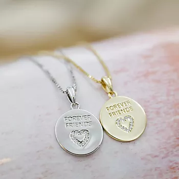 Bilde nummer 4 av Pan Jewelry, Smykke i forgylt 925 sølv med zirkonia med teksten FOREVER FRIENDS