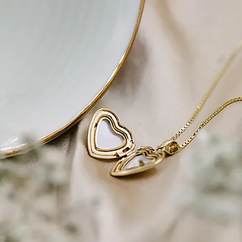 Bilde nummer 4 av Medaljong i 585 gult gull med hjerte og diamant 0,01 ct