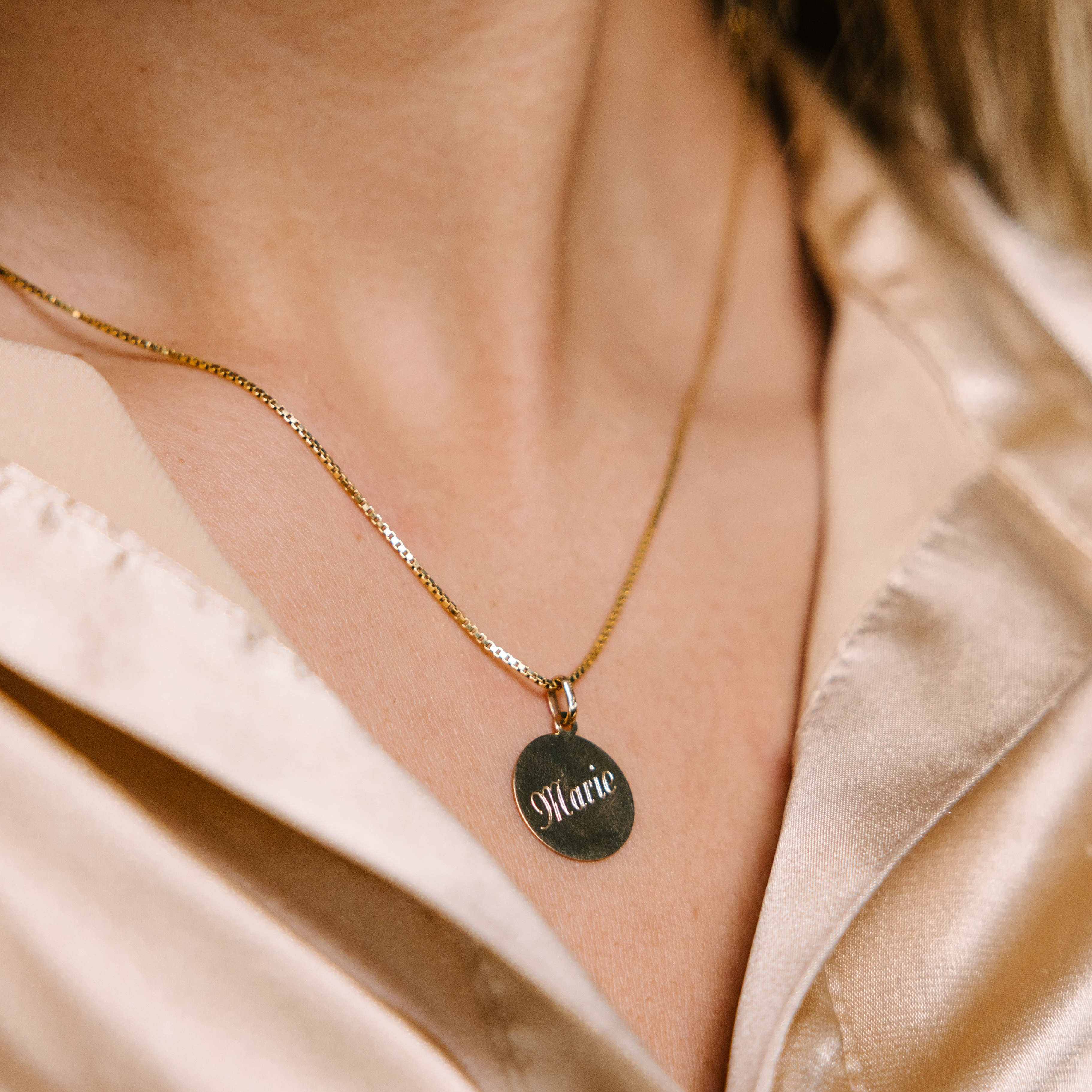 Bilde nummer 2 av Pan Jewelry, Anheng i 585 gult gull med rund graveringsplate