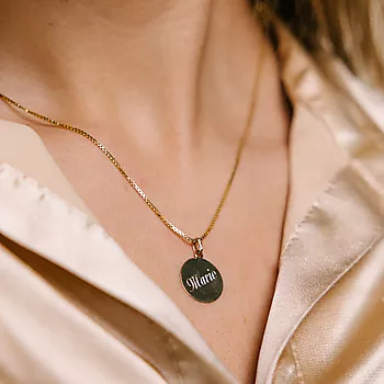 Bilde nummer 2 av Pan Jewelry, Anheng i 585 gult gull med rund graveringsplate