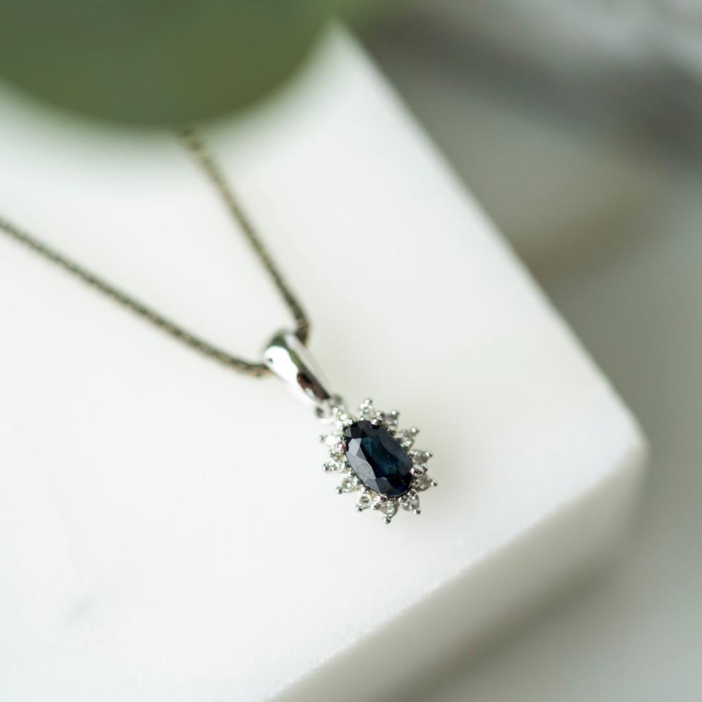 Bilde nummer 3 av Gold Collection, Anheng i 585 hvitt gull med diamanter 0,04 ct og safir