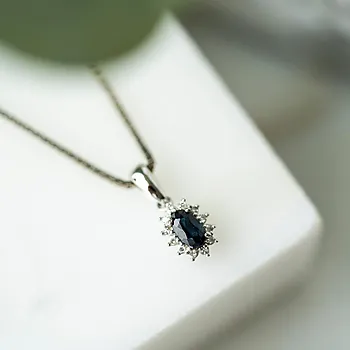 Bilde nummer 3 av Gold Collection, Anheng i 585 hvitt gull med diamanter 0,04 ct og safir