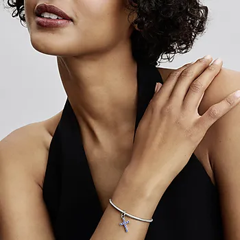 Bilde nummer 2 av Charms i 925 sølv med kors og blå krystaller