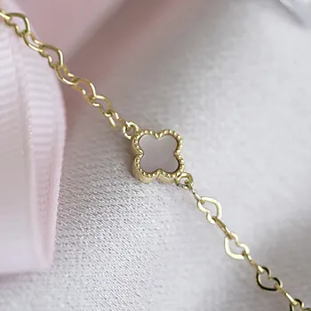 Bilde nummer 2 av Prins & Prinsesse, Armbånd til barn i forgylt 925 sølv med kløver i perlemor