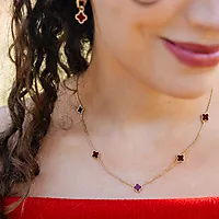 Bilde nummer 5 av Kløver smykke i 925 forgylt sølv med syntetisk rød agat