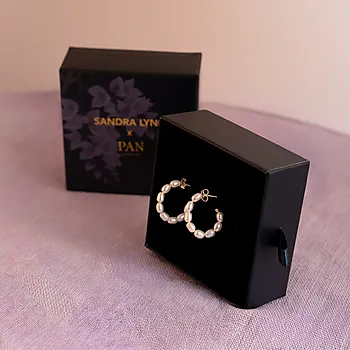 Bilde nummer 3 av Engledråper øreringer i 925 forgylt sølv med ferskvannsperler