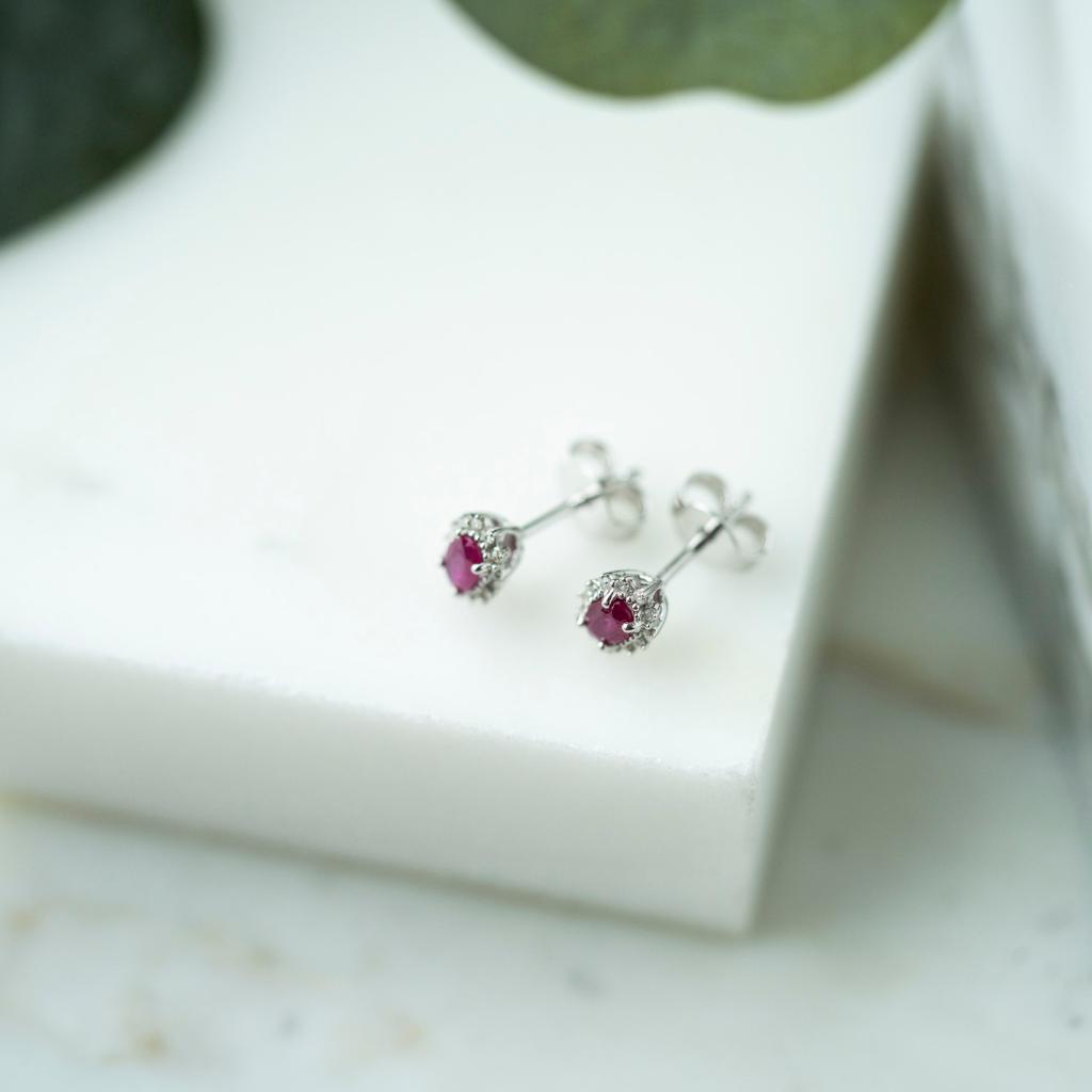 Bilde nummer 4 av Gold Collection, Øredobber i 585 hvitt gull med diamanter 0,08 ct og rubin