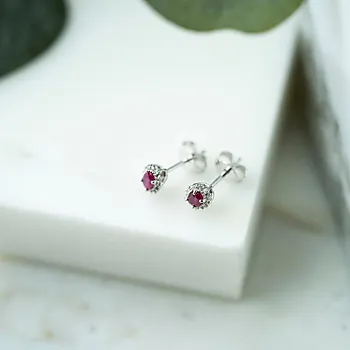Bilde nummer 4 av Gold Collection, Øredobber i 585 hvitt gull med diamanter 0,08 ct og rubin