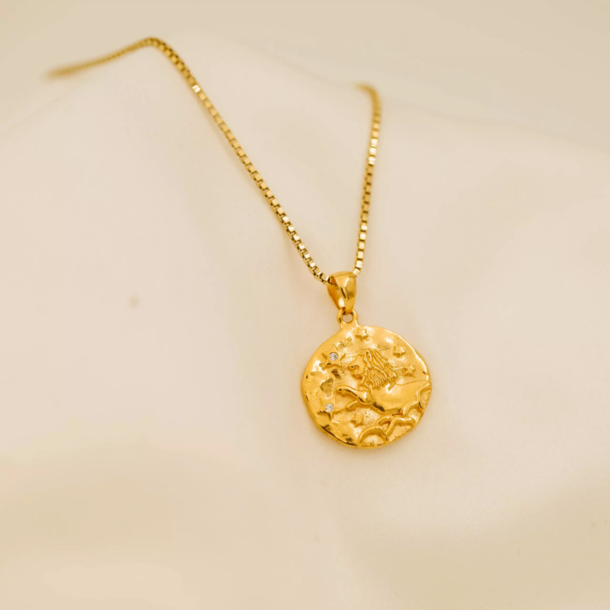 Bilde nummer 3 av Pan Jewelry, Smykke i 925 forgylt sølv med zirkonia og Løven