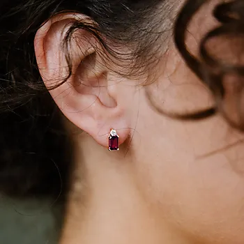 Bilde nummer 3 av Michelle diamantøredobber i 585 gult gull 0,08 ct med rhodolitt