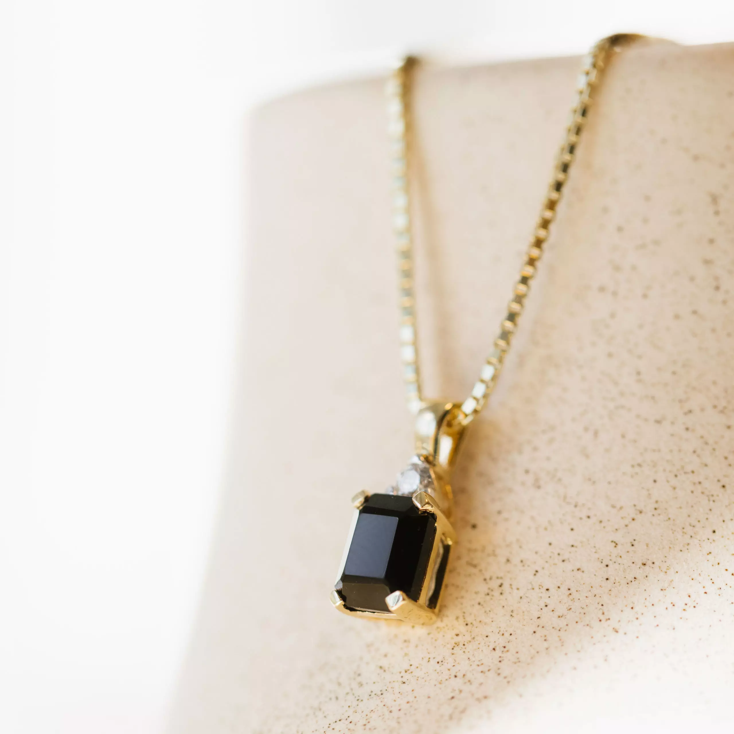 Bilde nummer 3 av Michelle smykke i 585 gult gull med diamant 0,06 ct og sort onyx