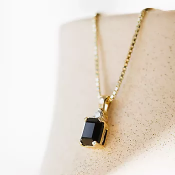 Bilde nummer 3 av Michelle smykke i 585 gult gull med diamant 0,06 ct og sort onyx