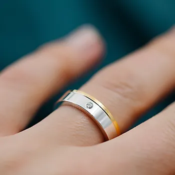Bilde nummer 3 av Giftering i 585 gult og hvitt gull med diamant 0,03 | 5 mm bredde