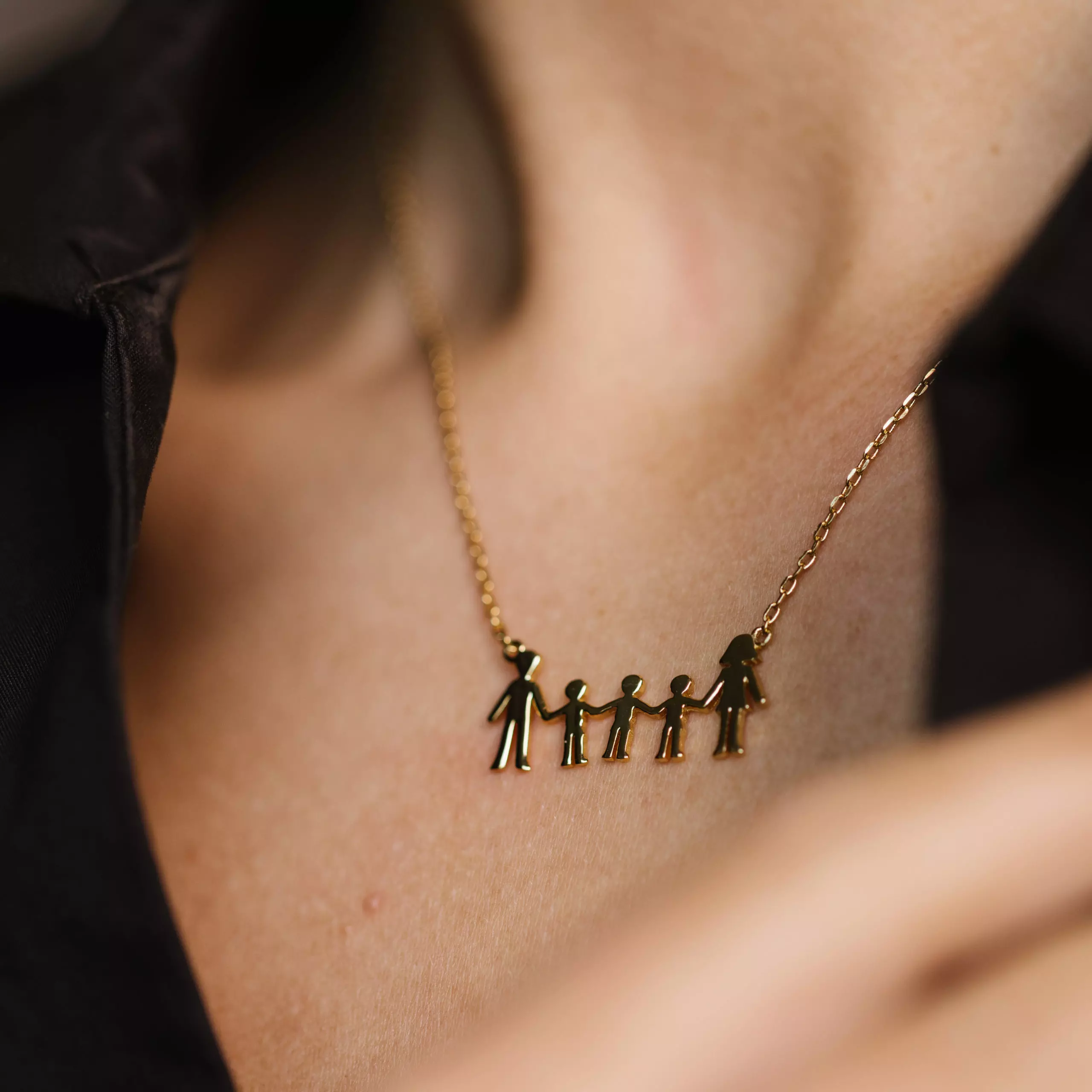 Bilde nummer 2 av Pan Jewelry, Familiesmykke med mor, far og tre sønner i forgylt 925 sølv