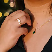 Bilde nummer 2 av Kløver smykke i forgylt 925 sølv med syntetisk grønn malakitt