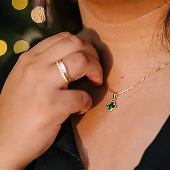 Bilde nummer 2 av Kløver smykke i forgylt 925 sølv med syntetisk grønn malakitt