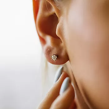 Bilde nummer 2 av Olivia øredobber i 585 hvitt gull med diamant 0,50 ct