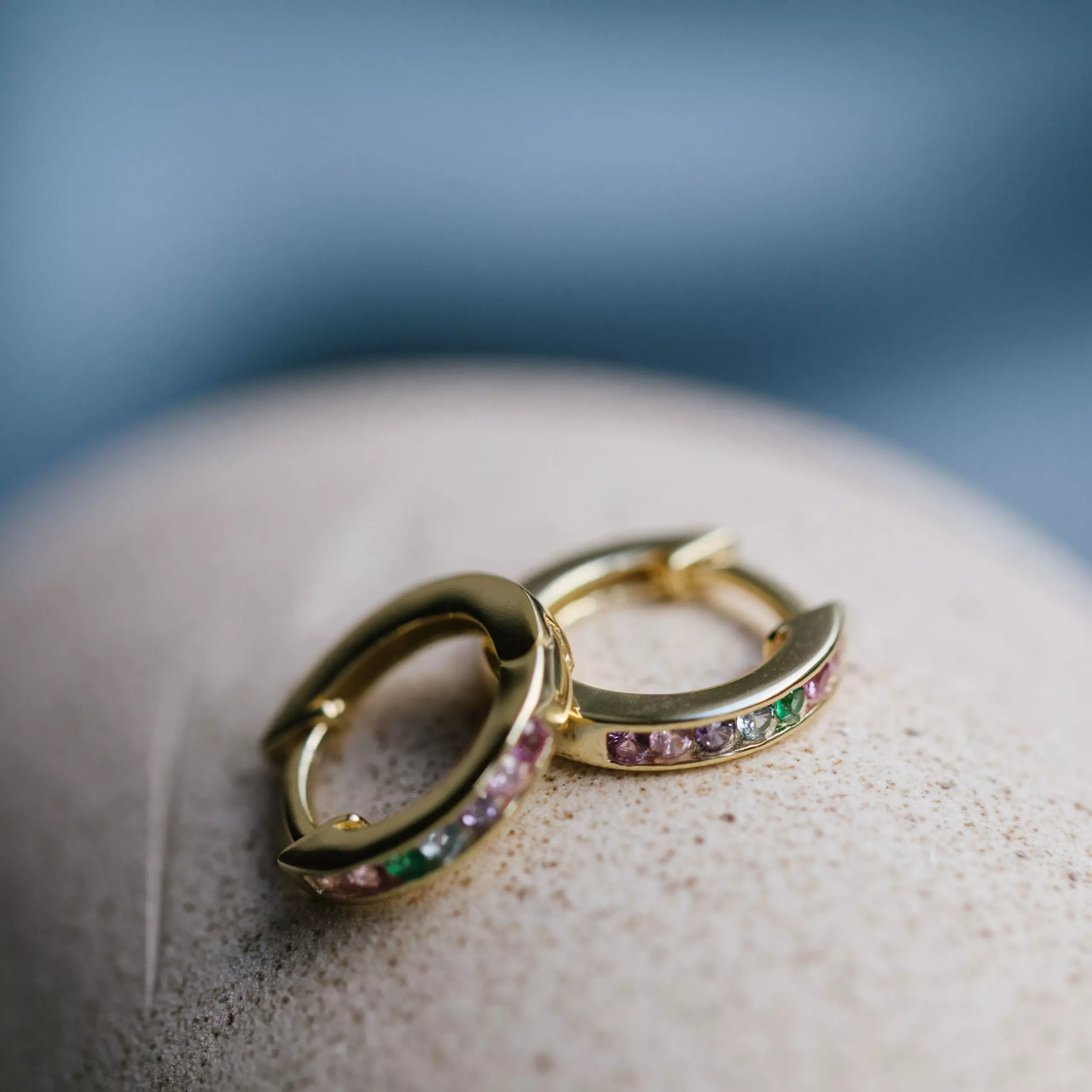 Bilde nummer 2 av Pan Jewelry, Øreringer i forgylt sølv med zirkonia i mulitfarget